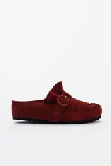 Slipper de gamuza color ladrillo con hebilla forrada y plantilla de cuero.