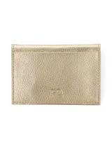 Tarjetero color marrón con textura símil reptil, aplique metálico con logo de la marca y múltiples ranuras.