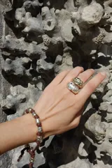 Anillo plateado con diseño irregular inspirado en los corales marinos.
