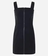 Vestido corto negro ajustado al cuerpo, con escote cuadrado, breteles anchos y cierre frontal con cremallera.