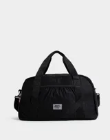 Bolso de tela deportiva color negro, con bolsillo frontal y doble asa corta de mano. Incluye correa regulable y desmontable, cierre superior con tirador de cordón y goma, y tag de goma.