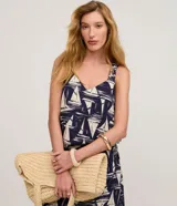 Musculosa de viscolino con estampado de veleros en color azul marino y blanco. Presenta un diseño de corte recto y suelto, escote en V y breteles anchos con detalles torcidos.