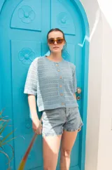 Saco tejido calado color celeste con mangas al codo y botones de coco.