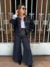 Pantalón de jean azul oscuro de corte ancho, con cintura alta y bolsillos laterales.