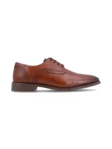 Zapato de vestir color marrón oscuro, con cordones y suela de goma.