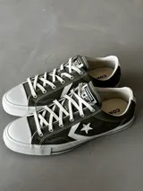 Championes Converse Star Player 76 de lona color verde oliva con detalles en blanco.