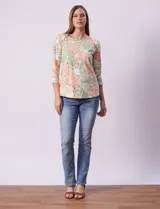 Remera de algodón estampado con flores, de la marca Ruby Rd. Tiene mangas 3/4 y escote cuadrado.