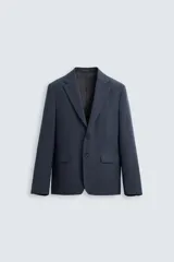 Blazer azul marino de corte recto confeccionado en tejido con lana. Tiene cuello con solapas de muesca, manga larga con puño abotonado, bolsillo de vivo en el pecho, bolsillos de solapa en la cadera y bolsillo interior. Se cierra con dos botones frontales.