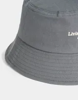 Piluso color crema de tela canvas con bordado frontal de la frase "Living in Chicago est. 1975".