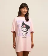 Camisón corto rosado de algodón, con cuello redondo y mangas cortas. Estampa frontal de Kuromi.
