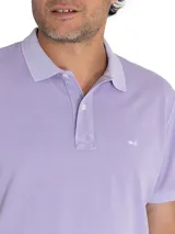 Chomba color salmón de piqué de algodón orgánico, con cuello clásico y tapeta de dos botones.