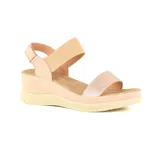 Sandalias blancas de plataforma con dos tiras, una blanca y otra plateada con glitter.
