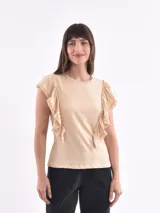 Remera blanca de mangas cortas con volados en los hombros.