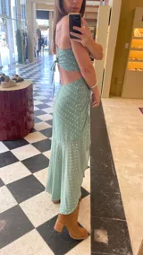 Vestido largo verde agua con estampado de lunares, escote corazón, breteles finos y falda con frunces y tajo lateral.