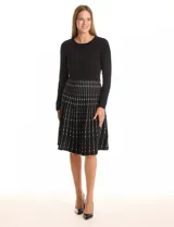 Vestido tejido midi de la marca Julia Jordan, color negro con estampado de líneas verticales blancas. Tiene escote a la base y manga larga.