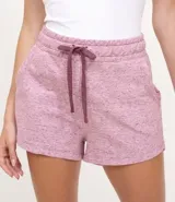 Short deportivo de algodón color lila con cordón ajustable en la cintura.