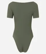 Body de poliamida color verde, con escote cuadrado y manga corta, de textura a rayas y sin estampa.