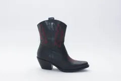 Bota texana de cuero negro con bordados en el lateral y taco bajo.