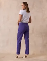 Pantalón verde esmeralda de gabardina elastizada marca Zac & Rachel, con pretina ancha con faja interna modeladora, largo de pierna con costura frontal pespunteada y trasera con bolsillos ojal simulados.