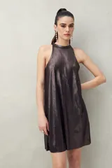 Vestido corto negro con cuello halter y corte recto.