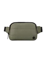 Riñonera unisex de tela acolchada color verde militar, con compartimento principal y bolsillo frontal con cierre, y correa ajustable negra.