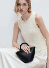 Falda midi color crema de tejido satinado, corte recto y cintura elástica.