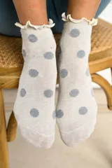 Medias con diseño de lunares en color celeste y gris, fabricadas con algodón peinado.