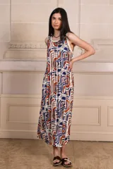 Vestido midi sin mangas, con estampado geométrico en tonos azul, marrón y blanco.
