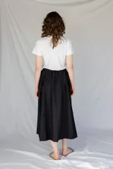 Falda midi azul de paño fino 100% lana, con cintura elastizada y frunces en los lados.