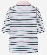 Remera de media malla con cuello polo, manga corta y estampado de rayas horizontales en tonos rosa, blanco y azul.