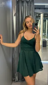 Vestido corto verde inglés con escote en V y breteles finos.