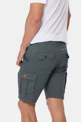 Bermuda cargo azul confeccionada en 98% algodón y 2% spandex.