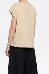 Camiseta de algodón color blanco, de corte recto, con escote redondeado pronunciado, manga corta murciélago, logo handmade y pespuntes a contraste.