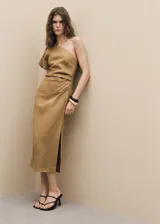 Vestido midi color ocre de lino, con corte asimétrico, un hombro descubierto, manga corta y cintura drapeada.