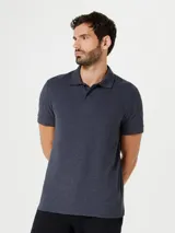 Camiseta tipo polo de manga corta, color azul oscuro, con cuello y tapeta de dos botones.