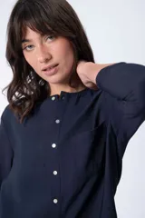Blusa azul marino de manga larga con cuello redondo y tapeta de botones.