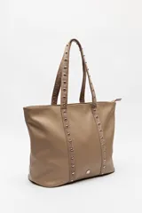 Bolso shopper de símil cuero color beige, con asas largas decoradas con tachas metálicas.