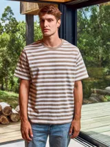 Camiseta de manga corta a rayas horizontales color marrón y blanco, con cuello redondo y corte relaxed.