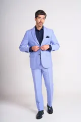 Traje de vestir celeste con camisa azul marino y pañuelo de bolsillo negro. Incluye saco con solapa de muesca, cierre de dos botones, bolsillos con solapa y pantalón de corte recto.