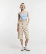 Musculosa cropped negra de algodón con breteles finos y escote redondo.