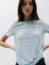 Camiseta celeste de manga corta con tejido calado y cuello redondo.