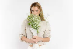 Blusa color blanco de lino, con mangas 3/4 y volados en el frente. Se ata con lazos en el centro.