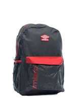 Mochila Umbro Noma color gris con detalles en rojo. Tiene el logo de Umbro en el frente y un bolsillo frontal con cierre.