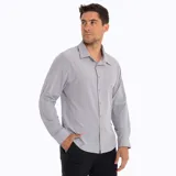 Camisa manga larga color verde oliva, confeccionada en poliéster y spandex. Cuenta con cuello camisero, cierre con botones, bolsillo en el pecho y protección solar UPF 50+.