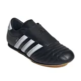 Championes Adidas para taekwondo, color negro con las tres tiras blancas características de la marca.