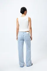 Pantalón de jean gris oscuro, de corte recto y tiro bajo.