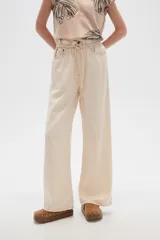 Pantalón de jean color beige, de tiro alto, corte palazzo y estilo paper bag.