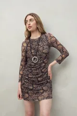 Vestido corto de mangas largas con estampado animal print en tonos tierra.