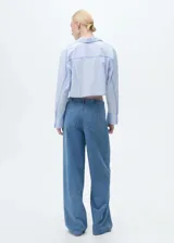 Pantalón de jean celeste de corte wideleg, con cintura elástica ajustable con cordón, cinco bolsillos y trabillas.