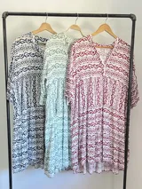 Maxi vestido de tela liviana con cuello mao y volados.